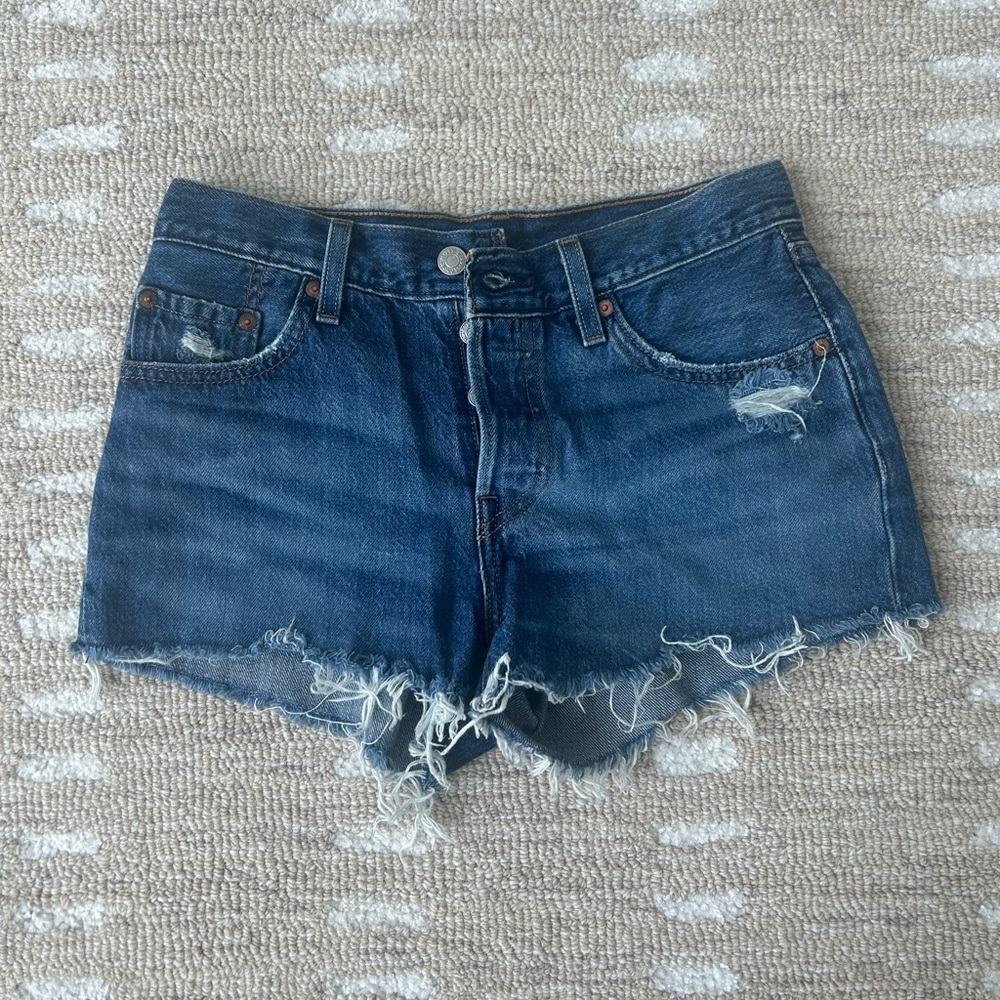 Levi’s 501 Original Denim Distressed Women Shorts; size 25